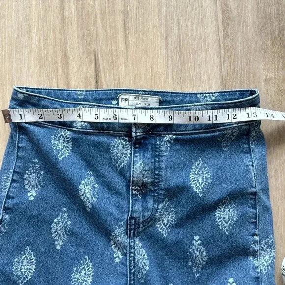 We the Free Bohemian Just Float On Flare Jeans Free People Sz 26 - Picture 3 of 11